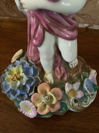 Lampara de porcelana con querubín.