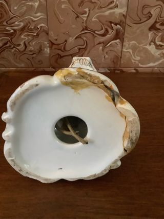 Lampara de porcelana con querubín.