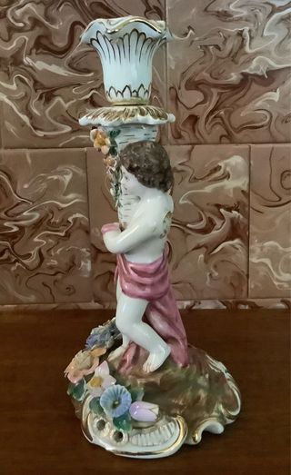 Lampara de porcelana con querubín.