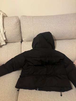 Plumífero negro acolchado con capucha