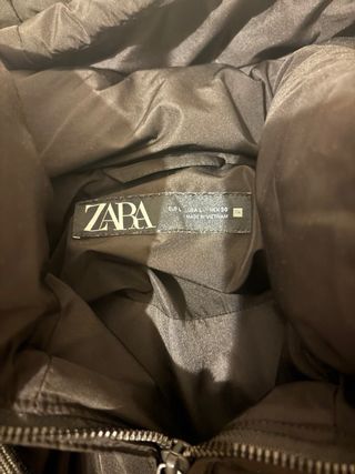 Plumífero negro acolchado con capucha