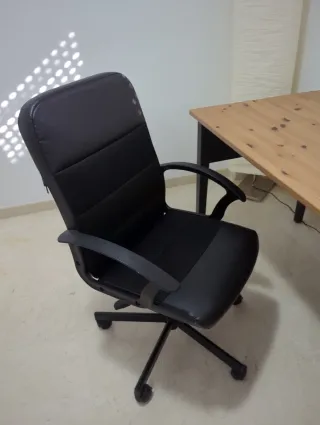 Escritorio madera con silla y flexo