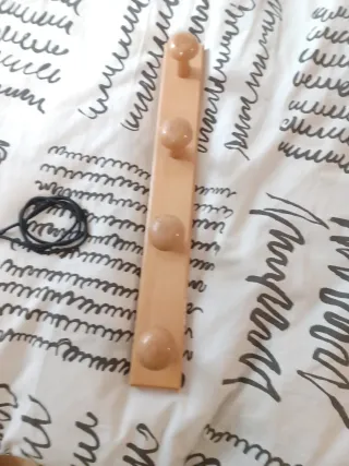 Perchero de madera de pino