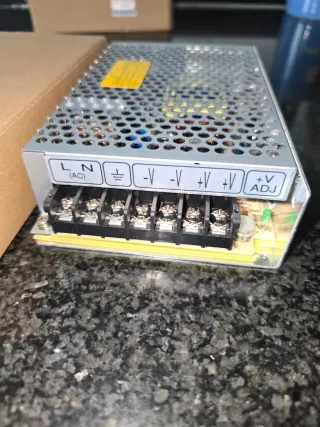 Fuente de Alimentación Metálica