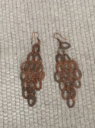 Brincos de metal em cascata