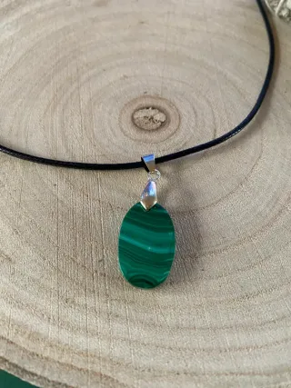 Collana con filo nero e pietra malachite