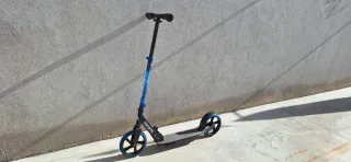 Patinete infantil azul y negro