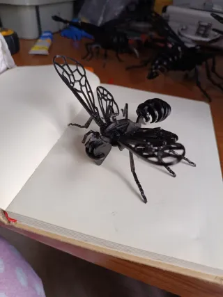 Figura Avispa 3D Negra Plástico