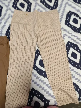 Pantalones beige con estampado