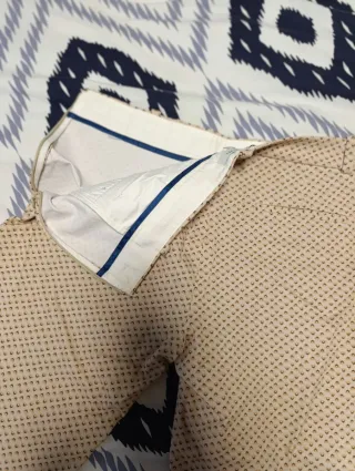 Pantalones beige con estampado