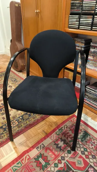 Silla de oficina negra moderna