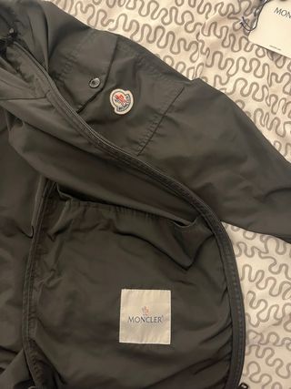 Chaqueta Moncler Negra con Capucha