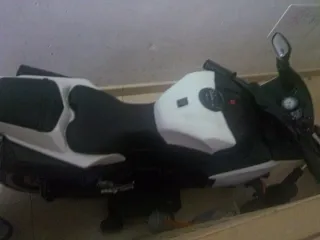 Moto infantil eléctrica blanca y negra