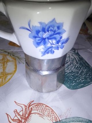 Moka pot con decoro floreale blu