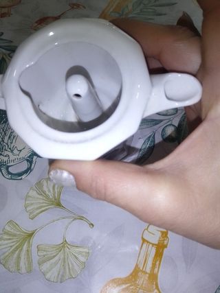 Moka pot con decoro floreale blu