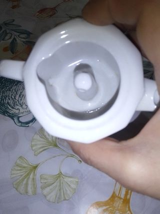 Moka pot con decoro floreale blu