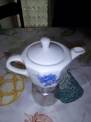 Moka pot con decoro floreale blu