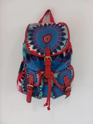 Preciosa mochila multicolor con detalles rojos