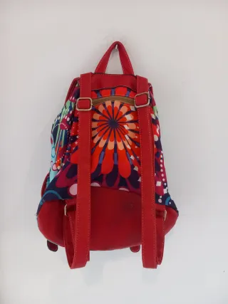 Preciosa mochila multicolor con detalles rojos