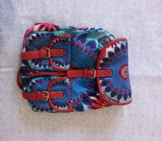 Preciosa mochila multicolor con detalles rojos