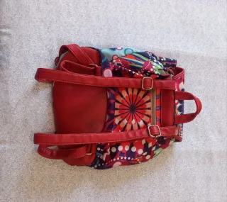 Preciosa mochila multicolor con detalles rojos