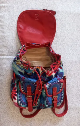 Preciosa mochila multicolor con detalles rojos