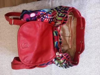 Preciosa mochila multicolor con detalles rojos