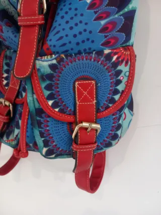 Preciosa mochila multicolor con detalles rojos