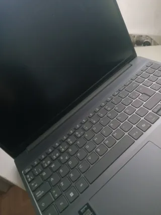 Lenovo IdeaPad Slim 3 15IRH10 Gris. Bloqueado.