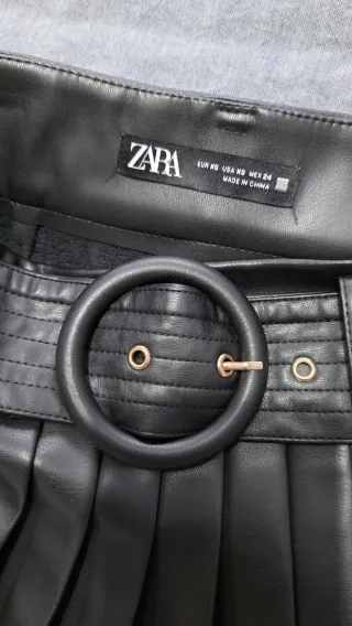 Minifalda negra imitación piel con cinturón