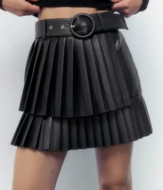 Minifalda negra imitación piel con cinturón