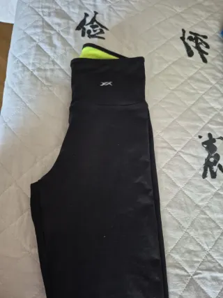 Mallas deportivas negras con detalle verde