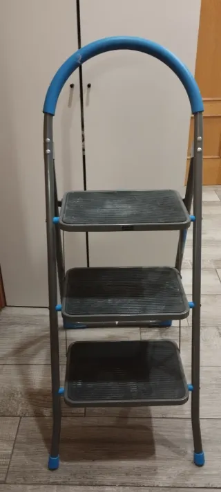 Escalera 3 peldaños azul y gris