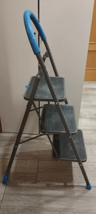 Escalera 3 peldaños azul y gris