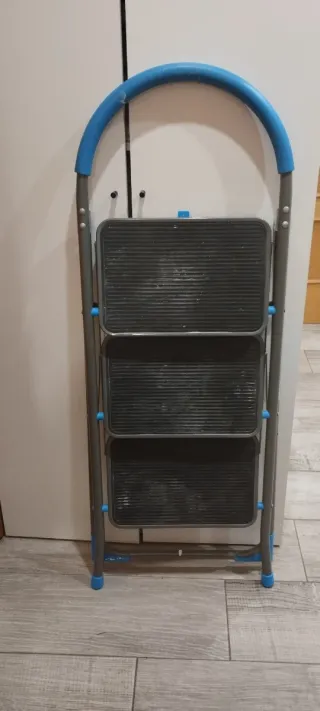 Escalera 3 peldaños azul y gris