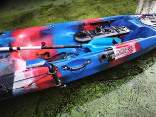 Kayak con sonda y accesorios