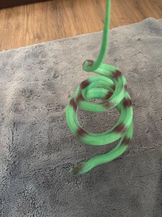 Juguete serpiente verde con manchas