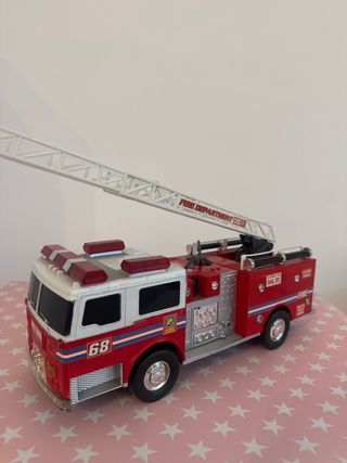Camión de bomberos con escalera
