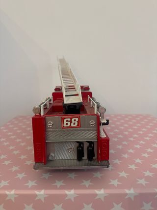 Camión de bomberos con escalera