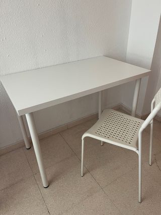 Escritorio con silla y lampara