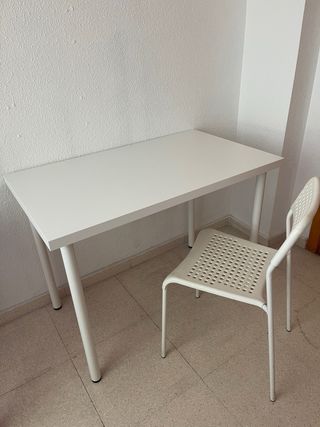 Escritorio con silla y lampara