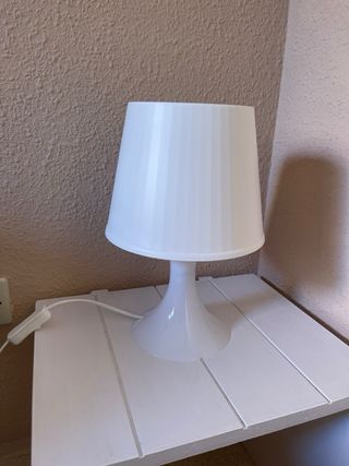 Escritorio con silla y lampara