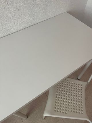 Escritorio con silla y lampara