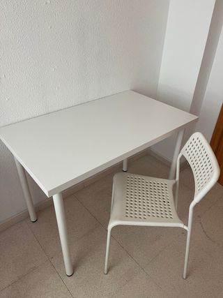 Escritorio con silla y lampara