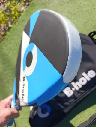 Pala de pádel B-Hole con funda