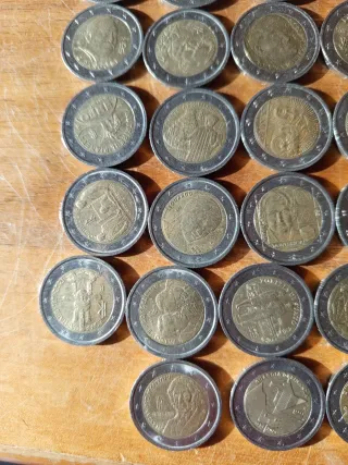 Italia, 33 monete da 2 euro commemorative.