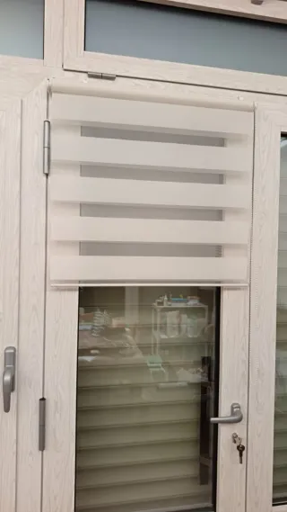 Tenda a rullo giorno/notte con aggancio senza fori