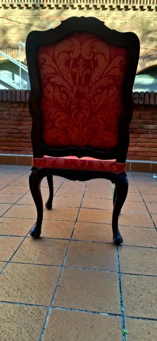 Silla antigua tapizada roja y negra
