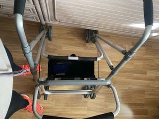 Andador 4 ruedas con asiento y bolsillo