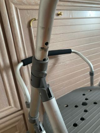 Andador 4 ruedas con asiento y bolsillo